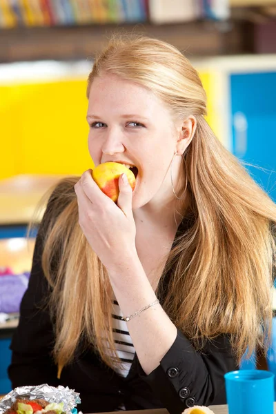 Blond Skolflicka Äter Äpple — Stockfoto