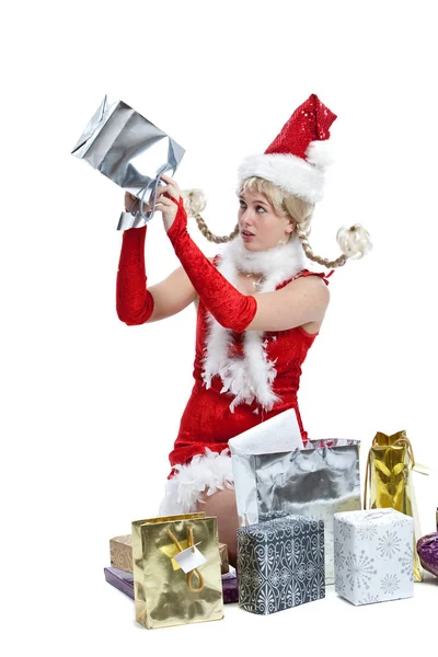 Niedliches Mädchen Das Ein Leeres Paket Weihnachtskleid Betrachtet — Stockfoto