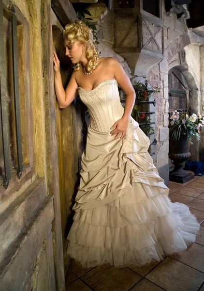 Красива Блондинка Розкішній Весільній Сукні Яка Дивиться Крізь Вікно Доків — стокове фото