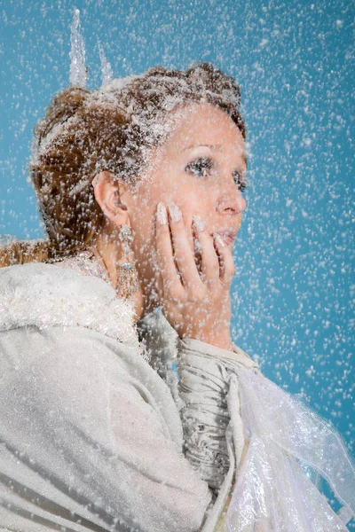 Piękne Blond Kobieta Ubrana Odzieży Zimowej Siedząc Śniegu — Zdjęcie stockowe
