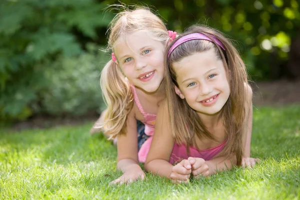 Twee Schattige Jonge Meisjes Liggen Samen Het Gras — Stockfoto