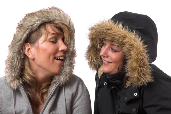 Twee Zussen Het Dragen Van Een Downjacket Van Winter Kijken — Stockfoto