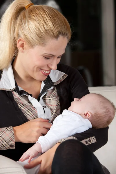 Jonge Moeder Met Pasgeboren Zoon Armen — Stockfoto