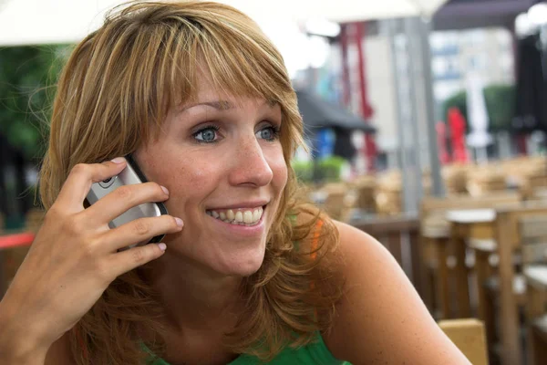 Pretty Blond Girl Having Happy Conversation Her Mobile — Stock Photo, Image