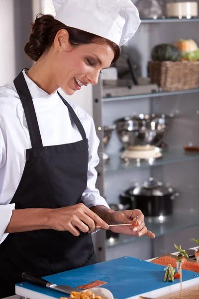 Attraente Giovane Chef Femminile Aggiungendo Decorazione Divertimento — Foto Stock