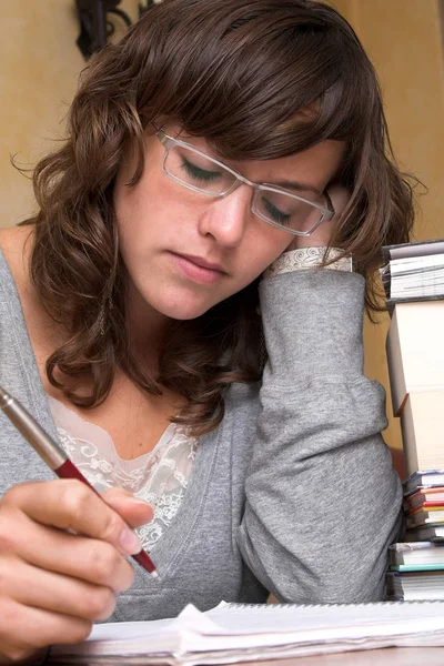 Estudiante Cansada Mirando Inclinada Sobre Sus Libros Cuaderno Pluma Todavía — Foto de Stock