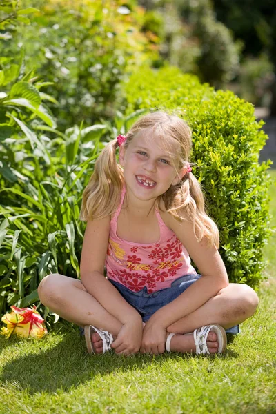 Portret Van Klein Blond Meisje — Stockfoto