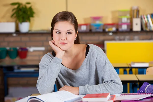 Junge Studentin Stützt Sich Auf Schreibtisch Klassenzimmer — Stockfoto
