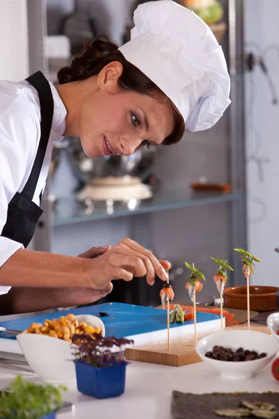 Jonge Vrouwelijke Chef Kok Voegt Finishing Touch Toe Aan Amusement — Stockfoto