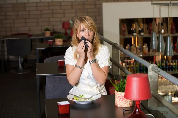 Mujer Rubia Bonita Terminando Almuerzo Cafetería Limpiándose Boca Con Una — Foto de Stock