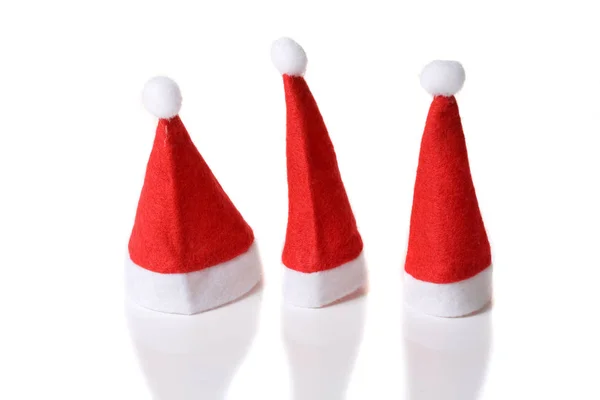 Trois Petits Chapeaux Rouges Mignons Père Noël Sur Fond Blanc — Photo