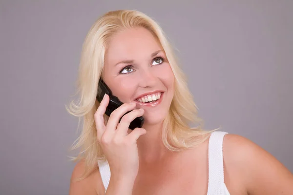 Femme Blonde Avec Grand Sourire Parlant Téléphone Mobile — Photo