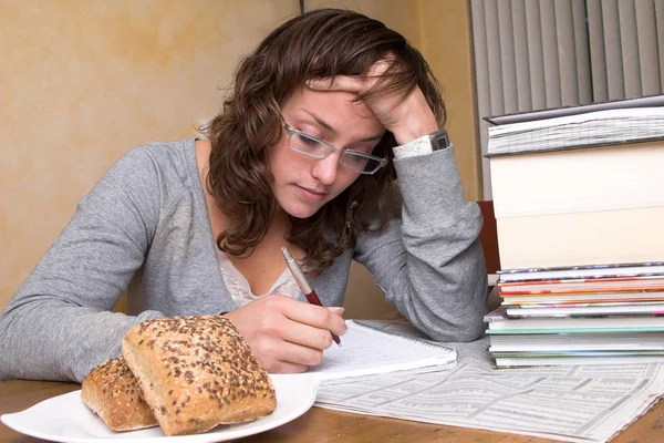 Bonita Morena Inclinada Sobre Sus Libros Estudiando Duro — Foto de Stock