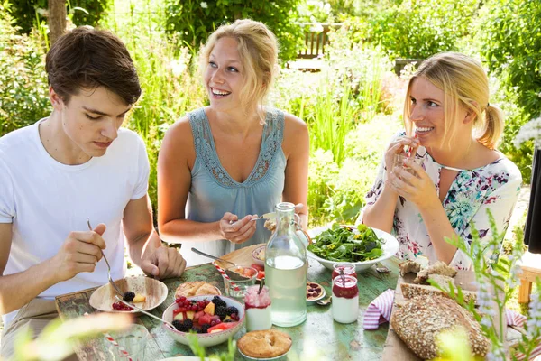 Grupa Uśmiechnięta Trójka Przyjaciół Organizująca Piknik Świeżym Powietrzu Ogrodzie Letnim — Zdjęcie stockowe