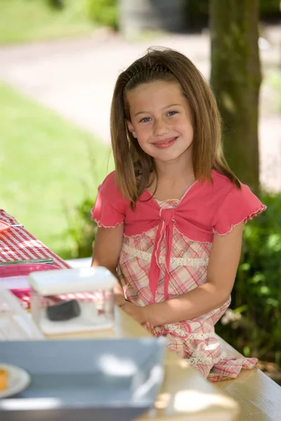 Süß Jahr Alt Mädchen Sitting Draußen Bei Die Picknick Tisch — Stockfoto