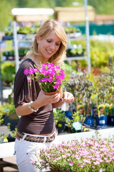 Bella Donna Bionda Che Compra Nuove Piante Giardino — Foto Stock