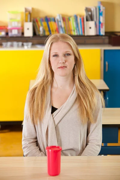 Attraktive Blonde Teenager Klassenzimmer Hinter Schreibtisch — Stockfoto