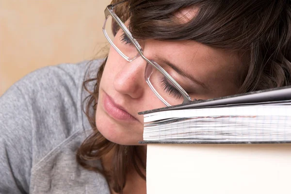 Jonge Student Die Slaap Gevallen Haar Stapel Studieboeken — Stockfoto