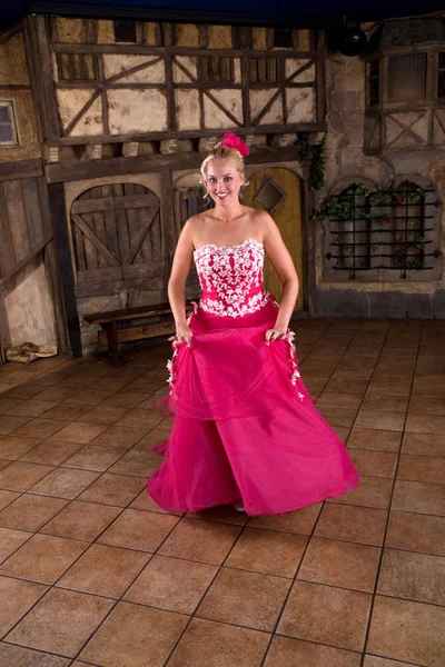 Krásná Nevěsta Hezké Růžové Svatební Šaty — Stock fotografie
