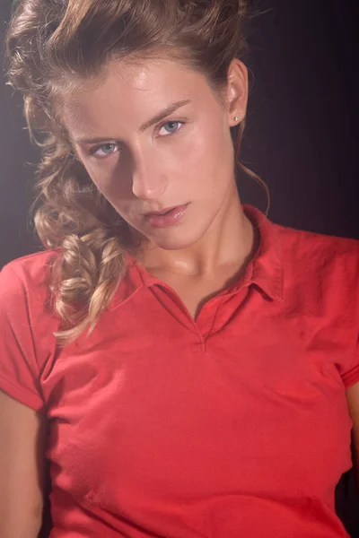 Spor Tişörtlü Güzel Sarışın Kız Spor Yaptıktan Sonra Terliyor — Stok fotoğraf