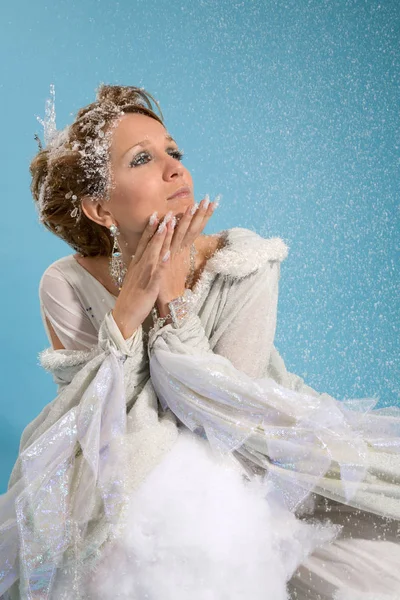 Όμορφη Ξανθιά Γυναίκα Που Περιβάλλεται Από Χιόνι Στο Μπλε — Φωτογραφία Αρχείου