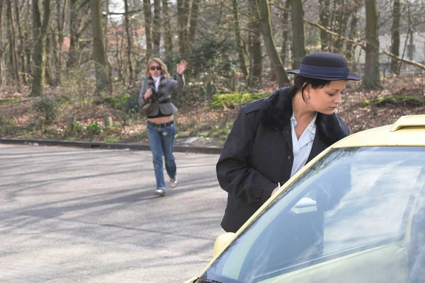 Női Rendőr Egy Kocsiban Peering Látni Van Egy Parkolási Jegy Stock Kép