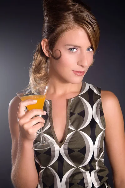 Schöne Mädchen Mit Cocktail Der Hand Mit Retro Kleid Stockbild