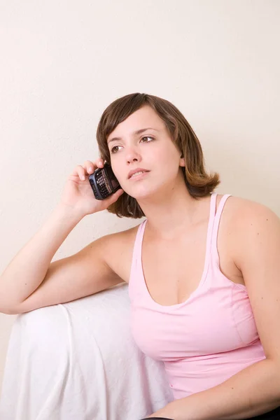 Mooie Brunette Met Een Mobiele Telefoon Haar Hand Luisteren — Stockfoto