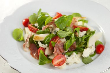 Taze sebzeli, domatesli, rokforlu ve armutlu lezzetli salata.
