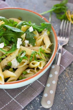 Makarna, keçi peyniri ve roketli sağlıklı makarna.