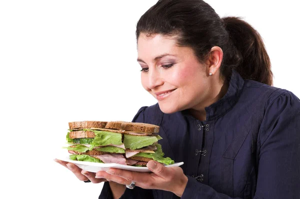 Glimlachende Brunette Vrouw Zoek Naar Sandwich Handen — Stockfoto