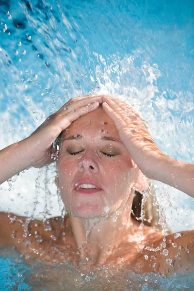 Mujer Bonita Disfrutando Del Agua Cayendo Sobre Cabeza Piscina — Foto de Stock
