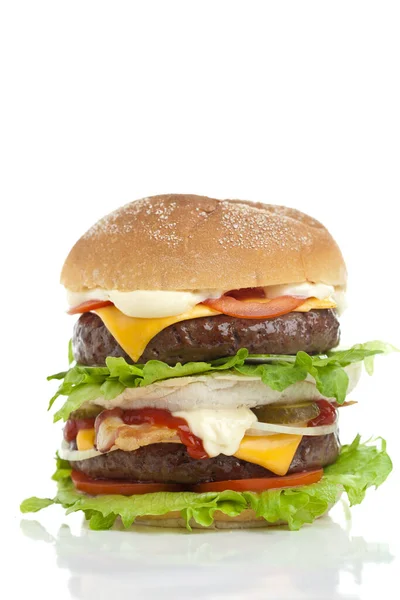 白に隔離されたフライドポテトとおいしい新鮮なハンバーガー コピースペース — ストック写真