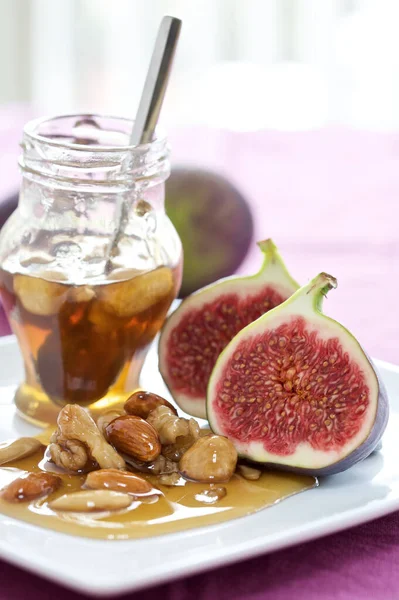 Délicieuses Figues Aux Noix Miel Dans Une Assiette — Photo