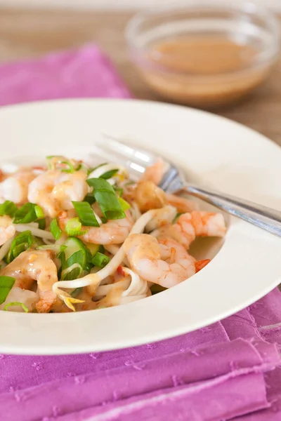 Salada Macarrão Fresca Com Camarões Brotos Feijão Cebolinha — Fotografia de Stock