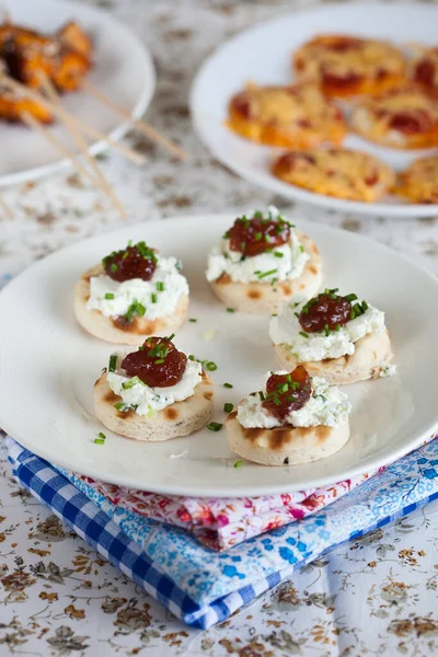 Delicioso Aperitivo Tortilla Con Queso Cabra Mermelada Picante —  Fotos de Stock