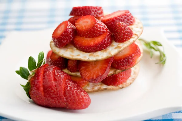 Heerlijk Ontbijt Met Verse Aardbeien Toast Brood — Stockfoto