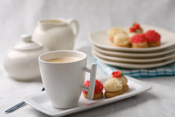 Tavolo Decorato Con Tazza Caffè Piccole Delizie Dolci Con Marzapane — Foto Stock