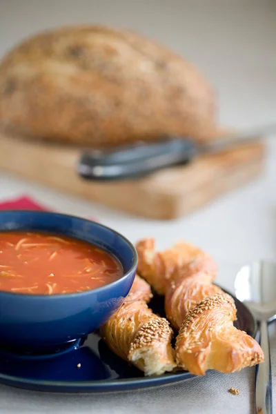 Sopa Tomate Deliciosa Prato Tigela Azul Com Pão — Fotografia de Stock