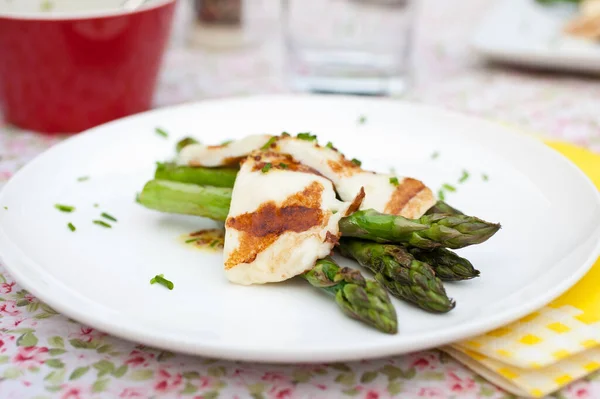 Delicious Spring Appetizer Grilled Asparagus Haloumi Cheese — Stock Photo, Image