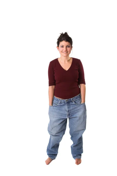 Glad Brunett Kvinna Visar Viktminskning Och Bär Enorma Jeans Jeans — Stockfoto