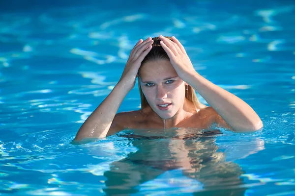 Mulher Loira Sexy Piscina Posando Câmera Com Cabelo Molhado — Fotografia de Stock