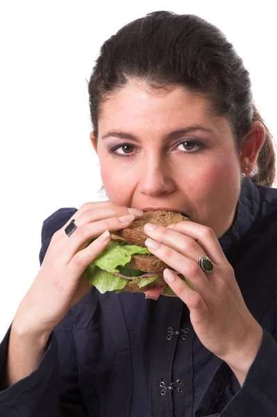 Brünette Frau Isst Sandwich Studio Mit Weißem Hintergrund — Stockfoto