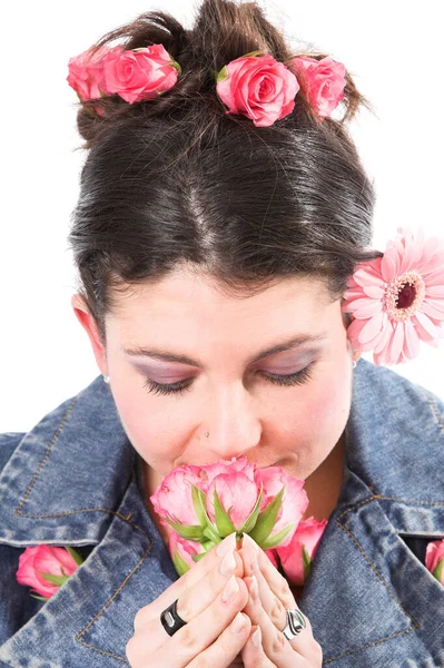 Güzel Esmer Kadın Çiçekleri Kokluyor Gözleri Kapalı — Stok fotoğraf