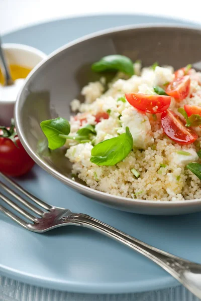 Läcker Couscous Sallad Med Feta Mozzarella Och Tomater — Stockfoto