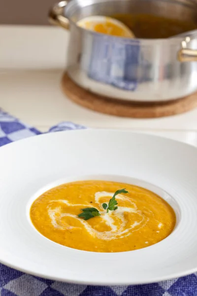 Zuppa Zucca Piatto Sul Tavolo Della Cucina — Foto Stock