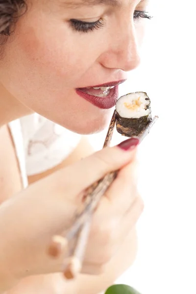 Ładna Kobieta Wiśniowymi Kolorowymi Ustami Jedząca Sushi Skupienie Ustach Obraz Stockowy