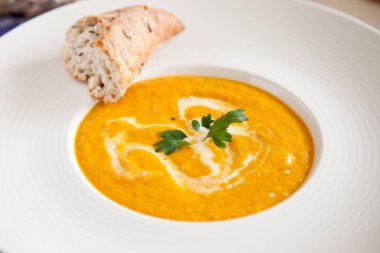 Mutfak masasında kabak çorbası