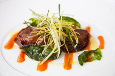 Başlangıç olarak soğanları kabak şeritleriyle doldurdum.