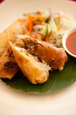 Tabaktaki ev yapımı yemeğin resmini kapat